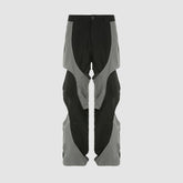 Cargohose mit unregelmäßigen Aussparungen und Farbkontrasten